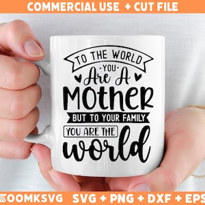 Pode incluir: Caneca de cerâmica branca com texto preto que diz "Para o mundo você é uma mãe, mas para sua família você é o mundo".