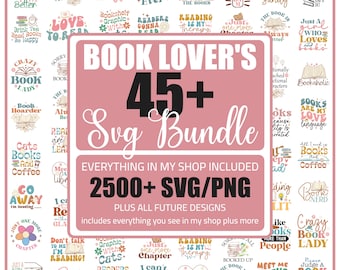 以下が含まれることがあります： ピンクと白のグラフィックで、「Book Lover's 45+ Svg Bundle」、「Everything in my shop included 2500+ SVG/PNG」、「Plus all future designs includes everything you see in my shop plus more」というテキストが書かれています。グラフィックには、引用句、イラスト、グラフィックなど、さまざまな本のテーマのデザインが描かれています。
