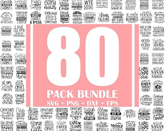 Op de afbeelding: Een roze achtergrond met het nummer 80 in witte tekst en de woorden "PACK BUNDLE" in zwarte tekst. Onder de woorden "PACK BUNDLE" staat de tekst "SVG + PNG + DXF + EPS". De afbeelding bevat 80 verschillende zwart-witte tekstontwerpen met verschillende spreuken en zinnen.