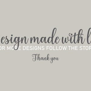 Op de afbeelding: Een grijze achtergrond met de tekst "Design made with love" en "For more designs follow the store" in een cursief lettertype. De tekst "Thank you" is ook in een cursief lettertype.