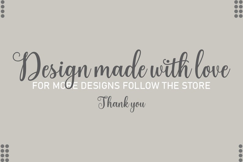 Op de afbeelding: Een grijze achtergrond met de tekst "Design made with love" en "For more designs follow the store" in een cursief lettertype. De tekst "Thank you" is ook in een cursief lettertype.