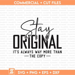 Puede incluir: Dise&ntilde;o gr&aacute;fico en blanco y negro con las palabras "Stay ORIGINAL" en una fuente audaz y moderna. Debajo, el texto "IT'S ALWAYS WAY MORE THAN - THE COPY -" se muestra. La imagen tambi&eacute;n incluye el texto "SVG + PNG + EPS + DXF".