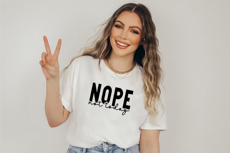 Op de afbeelding: Wit T-shirt met zwarte tekst die "NOPE not today" zegt.