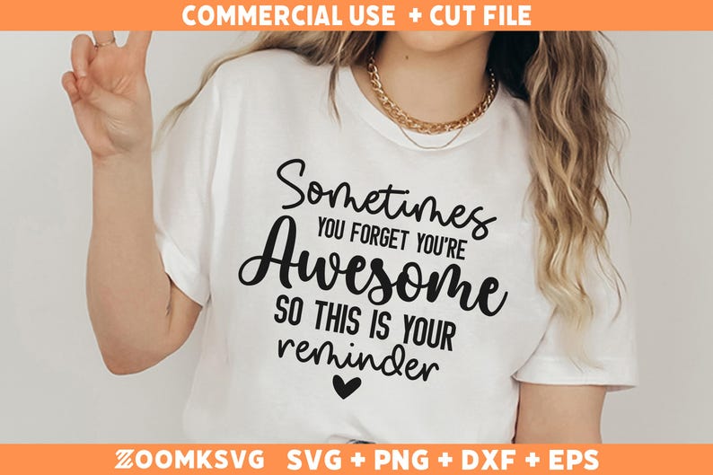 Op de afbeelding: Wit T-shirt met zwarte tekst die "Sometimes you forget you're Awesome so this is your reminder" luidt. Een klein hartje bevindt zich onder de tekst.