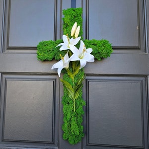 Cruz de musgo natural para puerta principal, corona cruzada de 23", percha de puerta cruzada, corona cristiana, corona católica
