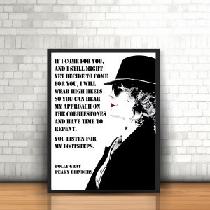 以下が含まれることがあります： 黒いフレームのアートプリント。帽子とサングラスをかけた女性の白黒イラスト。ピーキー・ブラインダーズのポリー・グレイの引用句が印刷されています。「もし私があなたのために来たら...私の足音を聞いてください。」