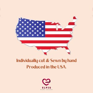Pode incluir: Um contorno dos Estados Unidos da Am&eacute;rica em forma de mapa com as cores da bandeira americana, vermelho, branco e azul. O texto "Individually cut & Sewn by hand Produced in the USA." est&aacute; abaixo do mapa. O logotipo da Elpis Home Decor est&aacute; no canto superior esquerdo e no centro inferior da imagem.