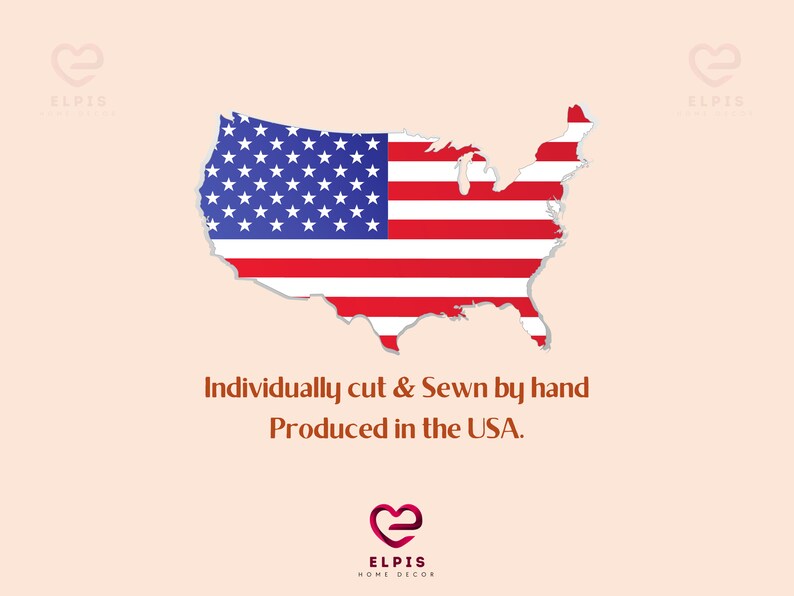 Pode incluir: Um contorno dos Estados Unidos da Am&eacute;rica em forma de mapa com as cores da bandeira americana, vermelho, branco e azul. O texto "Individually cut & Sewn by hand Produced in the USA." est&aacute; abaixo do mapa. O logotipo da Elpis Home Decor est&aacute; no canto superior esquerdo e no centro inferior da imagem.