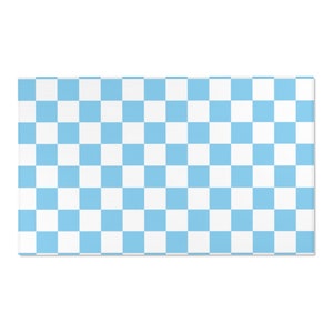 Pu&ograve; includere: Un tappeto a scacchi con quadrati alternati di blu chiaro e bianco.
