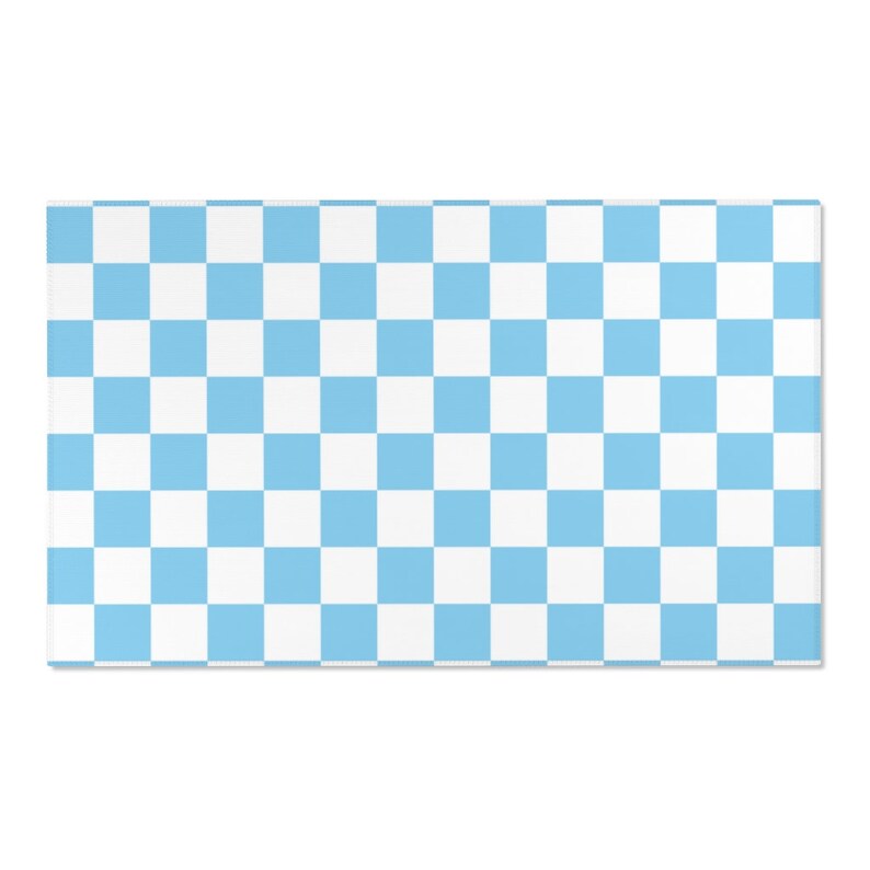 Pu&ograve; includere: Un tappeto a scacchi con quadrati alternati di blu chiaro e bianco.