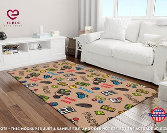 Puede incluir: Una alfombra beige con un patrón repetido de mandos de videojuegos coloridos, joysticks y el texto "Game Over". La alfombra está sobre un suelo de madera en un salón.