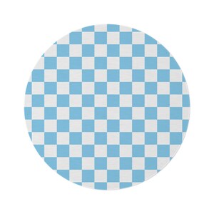 Pu&ograve; includere: Un tappeto rotondo a scacchi blu e bianchi. Il tappeto ha uno sfondo blu chiaro con quadrati bianchi.