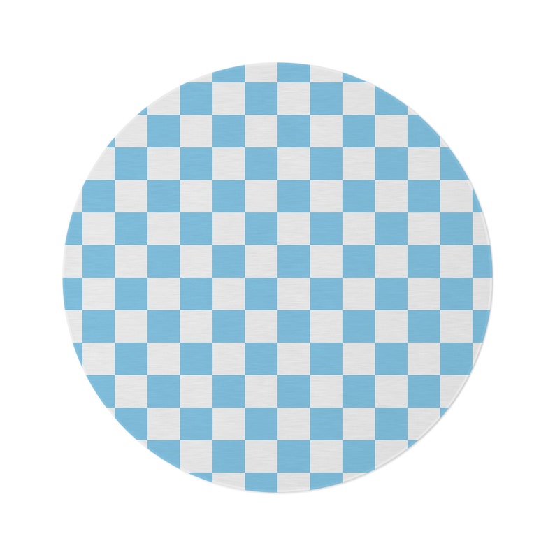 Pu&ograve; includere: Un tappeto rotondo a scacchi blu e bianchi. Il tappeto ha uno sfondo blu chiaro con quadrati bianchi.