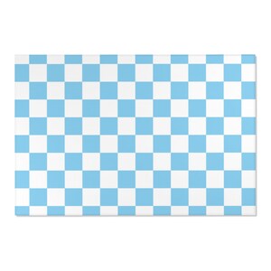 Pu&ograve; includere: Uno schema a scacchiera con quadrati bianchi e blu chiaro alternati.