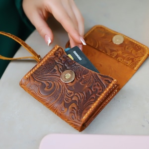 Embossed Leather Wristlet Wallet, Womens Cute Card Holder with Zipper, Minimalist Western Bag, Cartera Pequeña Minimalista Para Mujer