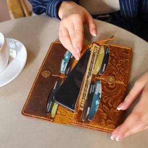 Cartera para teléfono de mujer, bolso de mano de cuero repujado, bolso para teléfono con diseño floral para mujer, tarjetero estilo occidental para ella, bolso de cuero repujado hecho a mano.
