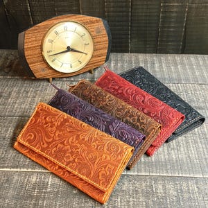 Cartera occidental para mujer, tarjetero de cuero repujado, bolso de teléfono de cuero floral para mujer, funda de teléfono para ella, billetera delgada hecha a mano para damas.