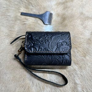 Cartera de piel con relieve negro, tarjetero con relieve para mujer, billetera de pulsera estilo occidental, billetera pequeña hecha a mano para ella, tarjetero minimalista