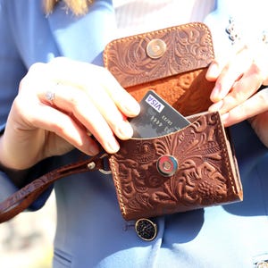 Cartera occidental para mujer, monedero minimalista para mujer, tarjetero de cuero floral, billetera de pulsera hecha a mano, bolso occidental con cremallera para ella.