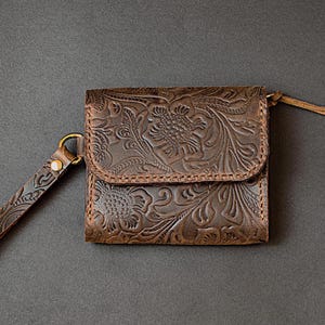 Monedero de piel marrón, cartera de mano estilo western para mujer, bolso pequeño con cremallera, bolso western minimalista, tarjetero de piel con diseño floral.