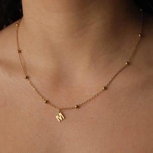 Collar con letras de oro macizo de 18 quilates, cadena ajustable que no se empaña en la ducha, la piscina ni el mar, collar con cadena Dorica con letras de 1 mm