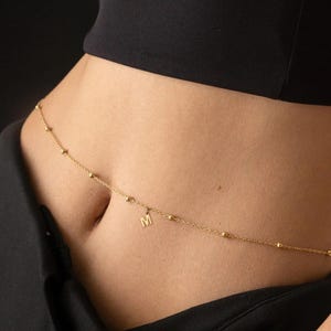 Cadena de cintura Dorica con letra de bola fina de acero de 18 quilates, cadena para el vientre con letra de bola fina de 1 mm, cadena para el cuerpo con bola, elegante y minimalista.