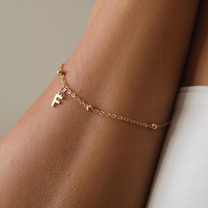 Pulsera de cadena Dorica de bolas finas con letras de 18 quilates Pulsera de cadena Dorica de bolas finas con letras de acero de 1 mm Regalo elegante y minimalista con nombre de amante, San Valentín