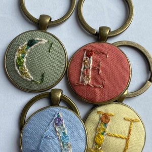 Porte-clés avec initiales brodées à la main - Tissu en coton et perles - Couleurs personnalisées