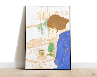 Op de afbeelding: Een ingelijste illustratie van een vrouw die aan een tafel in een café zit en naar haar telefoon kijkt. Het café heeft een bord met de tekst "COFFEE BE", en er is een kat die op een vensterbank slaapt. De vrouw draagt een blauw shirt en heeft bruin haar. De illustratie is gemaakt in een minimalistische stijl met gedempte kleuren.
