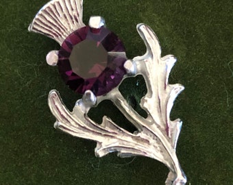Broche chardon écossais avec améthyste de laboratoire, broche celtique en étain, épingle chardon finition argentée, cadeau bijoux Highland pour elle
