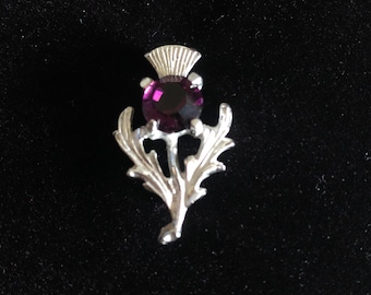 Broche de cardo escocés / Peltre, amatista de laboratorio, acabado plateado