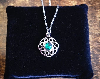 Colgante celta de esmeralda / Collar de peltre con piedra natal de mayo