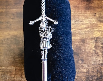 Espada escocesa y alfiler de kilt de gaitero / Regalo de las Highlands de peltre