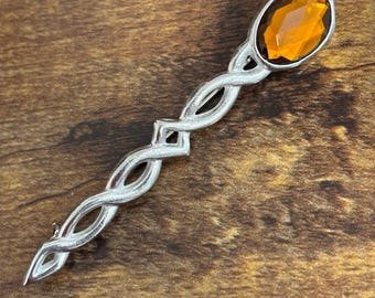 Broche para falda escocesa con entrelazado de Argyll y piedra Cairngorm o amatista / Broche de peltre con destellos plateados / Broche para vestido tradicional de las Tierras Altas