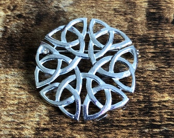 Broche de nudo celta / Diseño entrelazado sólido / Broche escocés / Broche celta / Broche irlandés / Joyería con acabado plateado / BellsOfScotland