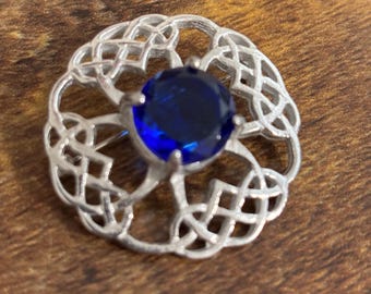 Broche de nudo celta con zafiro o amatista oscura / Broche de peltre plateado con destellos de las Tierras Altas / BellsofScotland