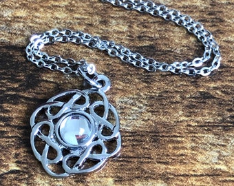 Collier pendentif celtique en quartz clair, bijoux en cristal d'étain argenté, cadeau de pierre de naissance d'avril pour elle