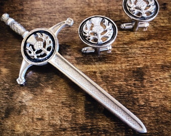 Conjunto de alfiler para kilt y gemelos con diseño de cardo escocés / Peltre, acabado pulido