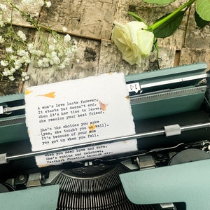 Poema A6 'El amor de una madre' escrito a mano, impreso en papel con flores incrustadas / Poema escrito a máquina / Poema de duelo / Poema de la madre celestial / Pérdida de una madre