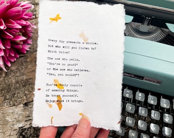 Impresión de poema personalizado A6 "Cada día presenta una elección" mecanografiado en papel de algodón con incrustaciones de flores y sobre a juego. Regalo para la mejor amiga femenina.