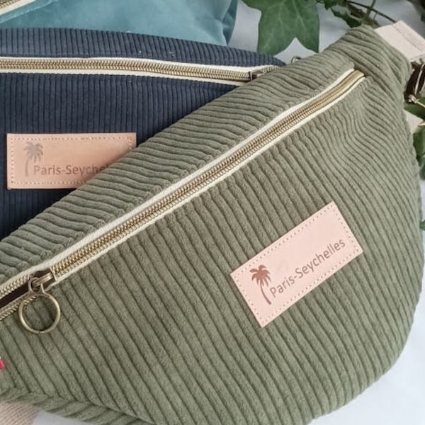 Sac banane en velours côtelé avec une poche exterieure au dos .Tissu intérieur coton imprimé ou unis.  Fait main en France.