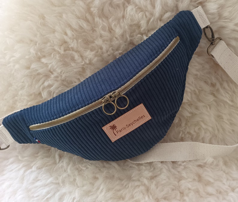 Sac banane en velours côtelé avec une poche exterieure au dos .Tissu intérieur coton imprimé ou unis. Fait main en France. Bleu marine