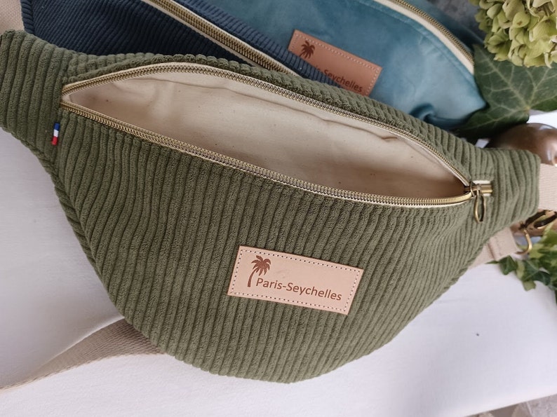 Sac banane en velours côtelé avec une poche exterieure au dos .Tissu intérieur coton imprimé ou unis. Fait main en France. Vert mousse