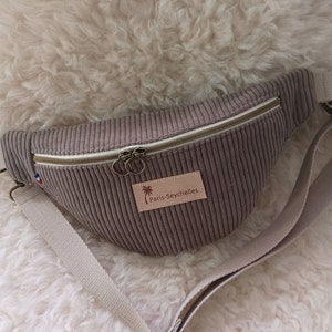 Sac banane en velours côtelé avec une poche exterieure au dos .Tissu intérieur coton imprimé ou unis. Fait main en France. Sable