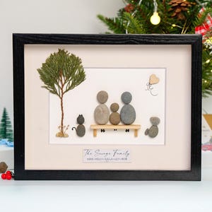 Famiglia personalizzata con cornice in ciottoli per animali domestici, illustrazione di famiglia, arte con ciottoli, il nostro regalo di famiglia per mamma, papà, nonni, regali per la festa della mamma