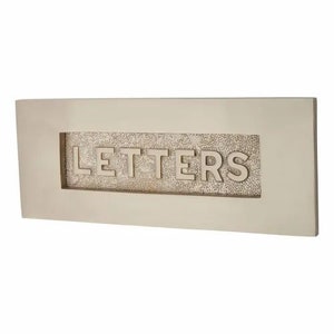 NÍQUEL SATINADO Construcción de latón macizo con resorte de puerta victoriana, placa de carta, caja de letras, cubierta de placa postal, letras de estilo antiguo vintage en relieve