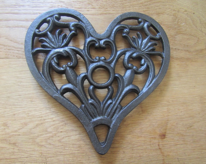 CAST IRON rustic Heart Shaped vintage Country cottage kitchen TRIVET Hot plate stand holder kitchen worktop protector antique iron finish