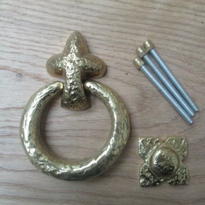 BLACKSMITH SOLID BRASS textured fleur de lys ring door knocker vintage old style country cottage door knocker
