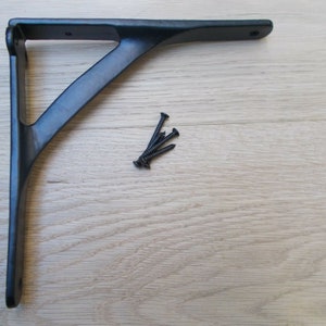 thumbnail image 2 of Ironmongery World Pair Of 8 Inch Cast Iron Rustic Scaffold Board Shelf Brackets 2 of 4