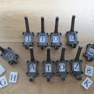 HIERRO ANTIGUO Etiqueta de hierro fundido con inserciones de cerámica ganchos para sombreros y abrigos vintage rústico shabby chic industrial Letras/Alfabeto/Números/Signos